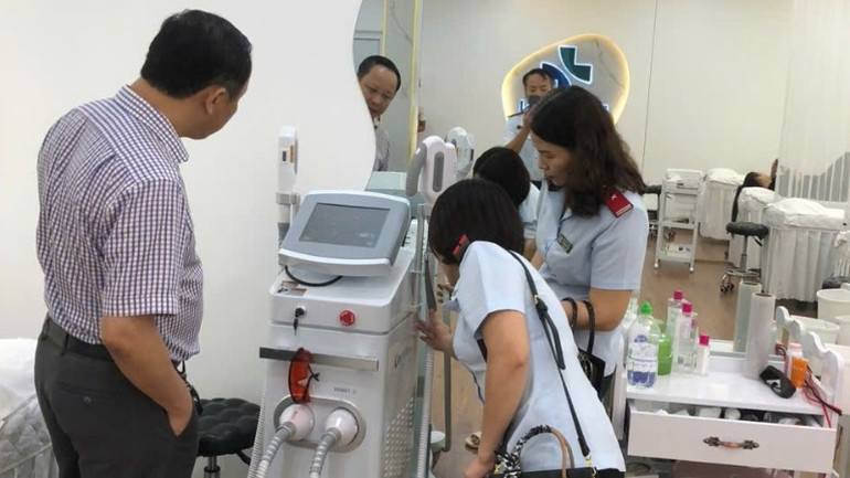 Kiểm tra hoạt động tại cơ sở thẩm mỹ.