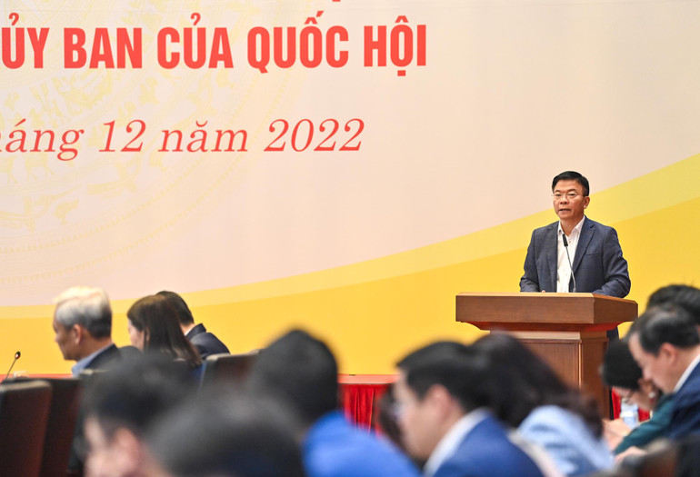 Bộ trưởng Tư pháp Lê Thành Long trình bày tham luận tại phiên họp.