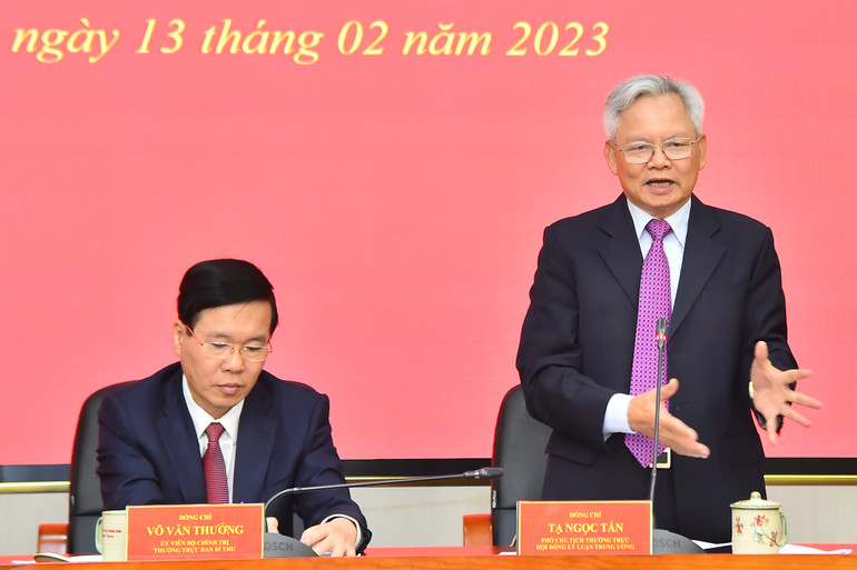 Phó Chủ tịch Thường trực Hội đồng Lý luận Trung ương Tạ Ngọc Tấn điều hành nội dung thảo luận tại buổi làm việc.