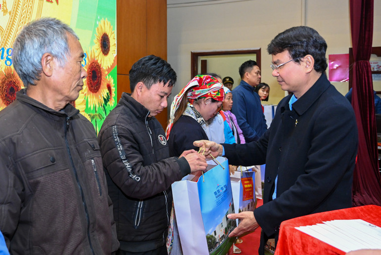 Bí thư Tỉnh ủy Lào Cai Đặng Xuân Phong trao tặng quà Tết cho gia đình chính sách, hộ nghèo tại huyện Bát Xát. (Ảnh: Duy Linh) Bí thư Tỉnh ủy Lào Cai Đặng Xuân Phong trao tặng quà Tết cho gia đình chính sách, hộ nghèo tại huyện Bát Xát. (Ảnh: Duy Linh)