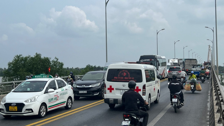 Rất đông phương tiện vượt cầu Rạch Miễu từ hướng Bến Tre.