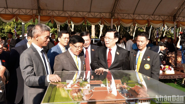 Chủ tịch Quốc hội xem mô hình dự án Khu Di tích Chủ tịch Hồ Chí Minh giai đoạn 2 tại Udon Thani.