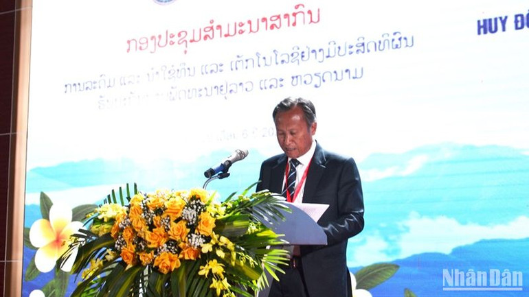 Phó Giáo sư Phouvong Ounkhamsane, Giám đốc Học viện Chính trị và Hành chính quốc gia Lào phát biểu tại Hội thảo. (Ảnh: QUỐC HỒNG)