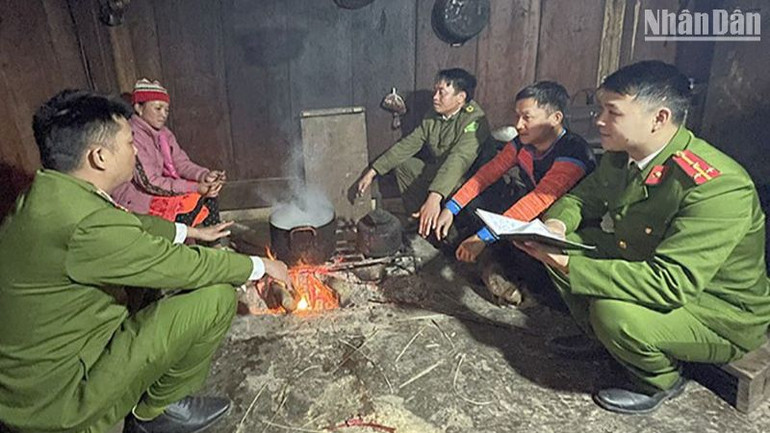 Một buổi tuyên truyền về việc không tái trồng cây thuốc phiện cho người dân tại bản Làng Sáng của công an xã Háng Đồng.