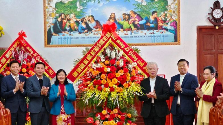 Bí thư Trung ương Đảng cùng lãnh đạo tỉnh Thanh Hóa tặng hoa chúc mừng Linh mục Trần Xuân Mạnh cùng đồng bào Giáo xứ Phúc Lãng.