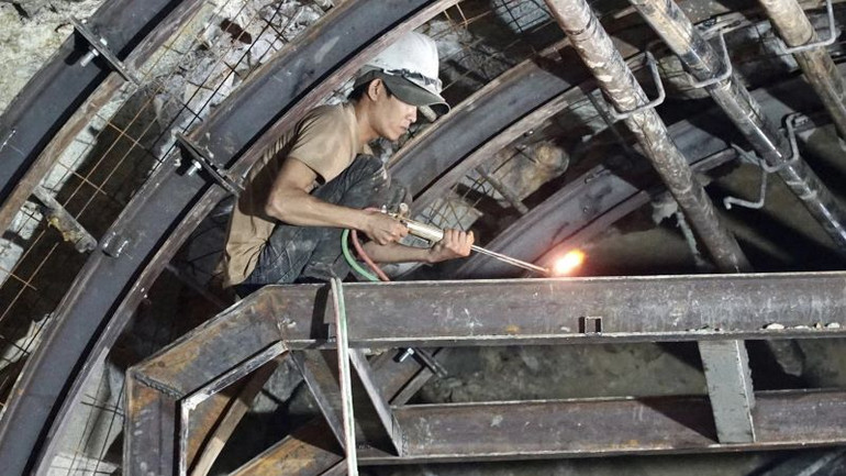 Hơn 200 công nhân cùng phương tiện hiện đại khắc phục sự cố hầm Bãi Gió.