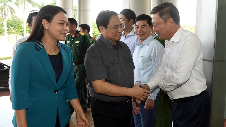 Thủ tướng Phạm Minh Chính các cán bộ chủ chốt tỉnh Ninh Bình. (Ảnh: Trần Hải)