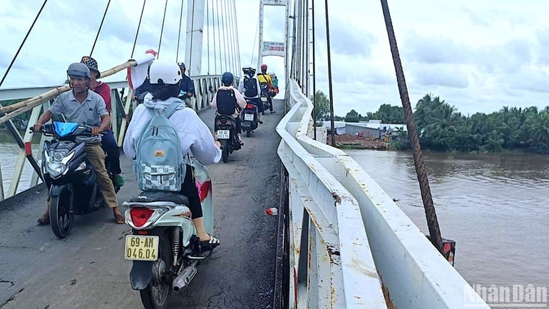 Cầu treo dân sinh Rạch Ráng bắt ngang thị trấn Trần Văn Thời (huyện Trần Văn Thời, tỉnh Cà Mau) bị hư hỏng, biến dạng sau khi xe quá tải của Phi chạy qua, đến nay chưa được khắc phục.