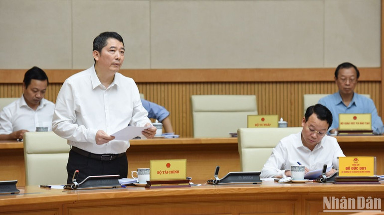 Đại diện lãnh đạo Bộ Tài chính phát biểu ý kiến tại phiên họp. (Ảnh: Trần Hải)