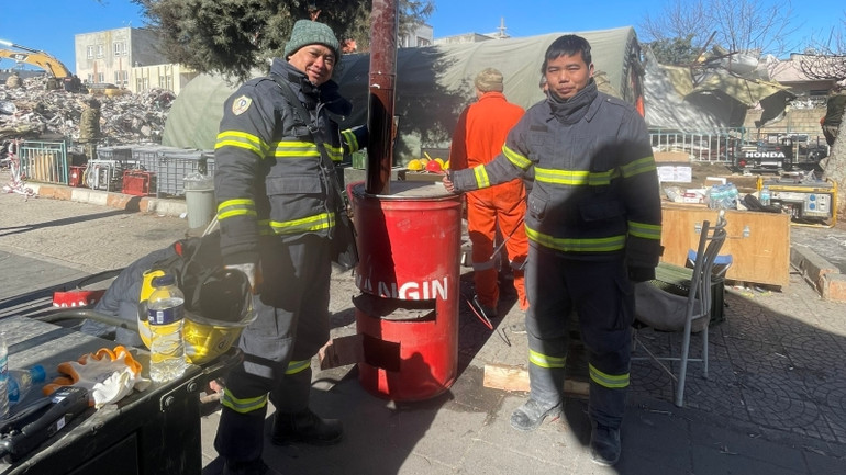 Đoàn Công an Việt Nam chế tạo bếp củi giúp lực lượng cứu nạn, cứu hộ Thổ Nhĩ Kỳ. (Ảnh: Lực lượng cứu hộ, cứu nạn Đoàn Công an Việt Nam cung cấp) Đoàn Công an Việt Nam chế tạo bếp củi giúp lực lượng cứu nạn, cứu hộ Thổ Nhĩ Kỳ. (Ảnh: Lực lượng cứu hộ, cứu nạn Đoàn Công an Việt Nam cung cấp)