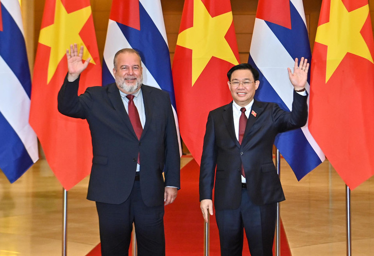 Chủ tịch Quốc hội Vương Đình Huệ và Thủ tướng Cộng hòa Cuba Manuel Marrero Cruz.