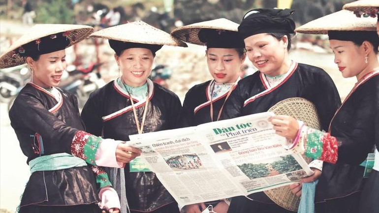 Đồng bào dân tộc thiểu số tìm hiểu thông tin trên Báo Dân tộc và Phát triển.