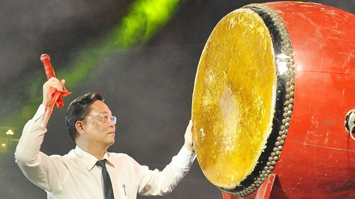 Chủ tịch Ủy ban nhân dân tỉnh Lê Trí Thanh đánh trống khai mạc TechFest Quang Nam 2023.