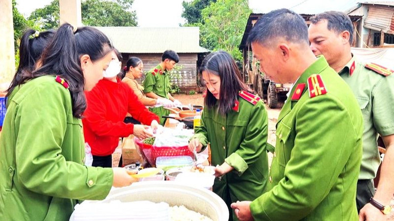 Cán bộ, chiến sĩ Công an huyện Ea H'leo chuẩn bị thức ăn buổi sáng cho người dân tham gia chương trình.
