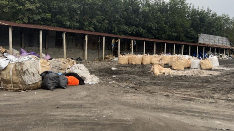 Hiện trường nơi chôn lấp rác thải.