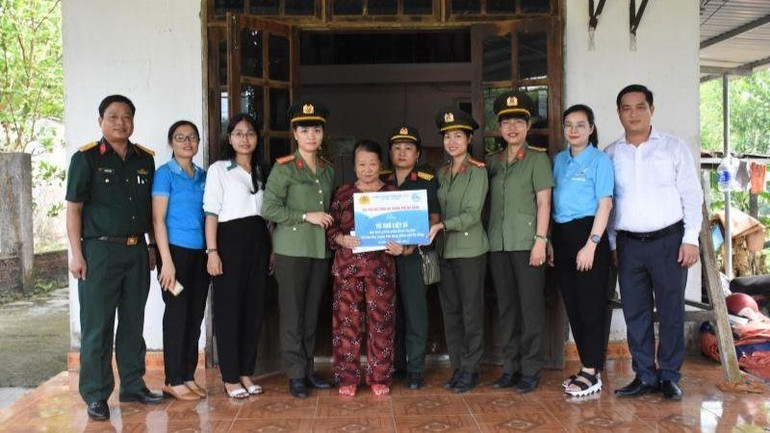 Các tổ chức, đoàn thể trao tặng tủ thờ cho gia đình thân nhân liệt sĩ Phạm Khôi tại xã Hòa Phú, huyện Hòa Vang, TP Đà Nẵng.