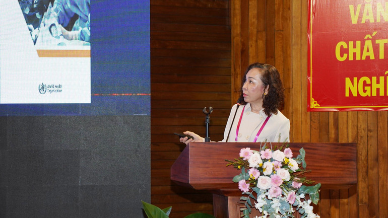 PGS TS Lê Thị Anh Thư, Chủ tịch Hội Kiểm soát nhiễm khuẩn Việt Nam báo cáo tại hội nghị.
