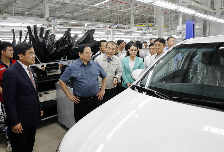 Thủ tướng Phạm Minh Chính tham quan dây chuyền sản xuất, lắp ráp ô-tô Hyundai Thành Công.