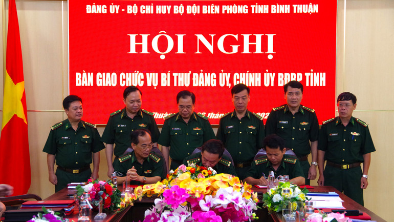 Thiếu tướng Phùng Quốc Tuấn, Phó Chính ủy Bộ đội Biên phòng (thứ 3 từ trái qua) chứng kiến bàn giao chức vụ Bí thư Đảng ủy, Chính ủy Bộ đội Biên phòng tỉnh Bình Thuận.