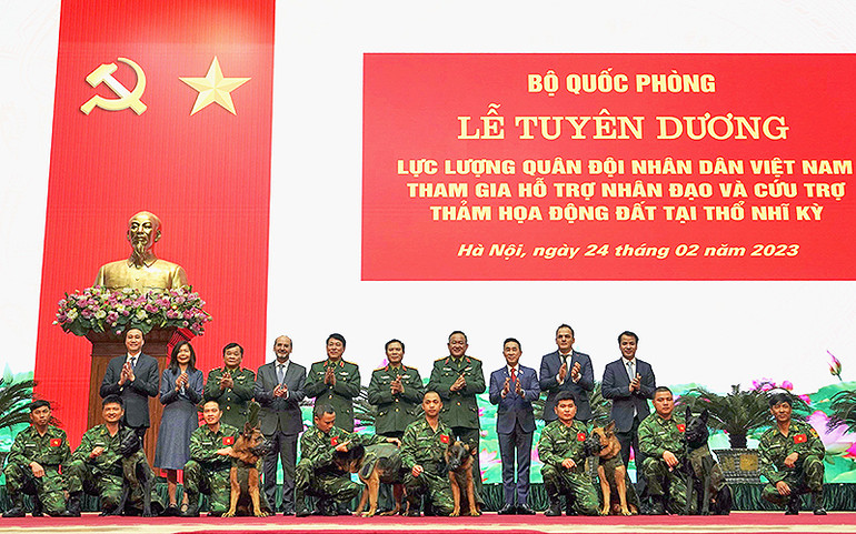 Đại tướng Lương Cường, đại diện thủ trưởng các đơn vị trong quân đội và các bộ, ban, ngành cùng các sĩ quan, chiến sĩ, quân khuyển thuộc Trường Trung cấp 24 Biên phòng tham gia Đoàn công tác.