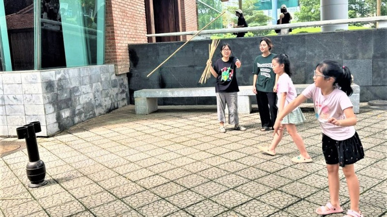 Trò chơi Tuho được nhiều bạn nhỏ yêu thích. (Ảnh: Bảo tàng Dân tộc học Việt Nam cung cấp)