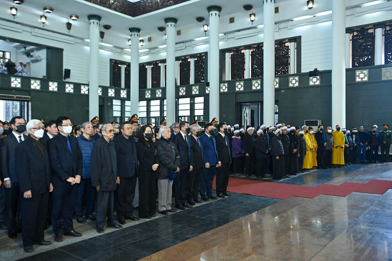 Thường trực Ban Bí thư Võ Văn Thưởng, Bí thư Thành ủy Hà Nội Đinh Tiến Dũng cùng các đồng chí lãnh đạo, nguyên lãnh đạo Đảng, Nhà nước và gia quyến đồng chí Vũ Oanh dự lễ truy điệu. Thường trực Ban Bí thư Võ Văn Thưởng, Bí thư Thành ủy Hà Nội Đinh Tiến Dũng cùng các đồng chí lãnh đạo, nguyên lãnh đạo Đảng, Nhà nước và gia quyến đồng chí Vũ Oanh dự lễ truy điệu.