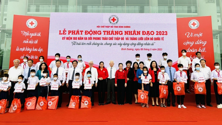 Nguyên Chủ tịch nước Nguyễn Minh Triết và các đại biểu trao tặng quà và học bổng cho học sinh có hoàn cảnh khó khăn.