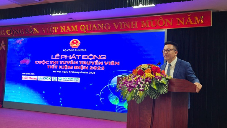 Đại diện Tập đoàn Điện lực Việt Nam phát biểu tại Lễ phát động (Ảnh: LÊ CHI)