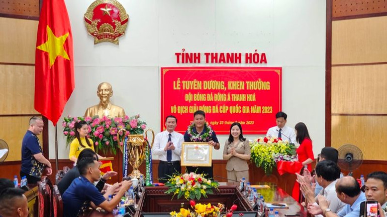 Lãnh đạo tỉnh Thanh Hóa tặng bằng khen cho cầu thủ có thành tích xuất sắc.
