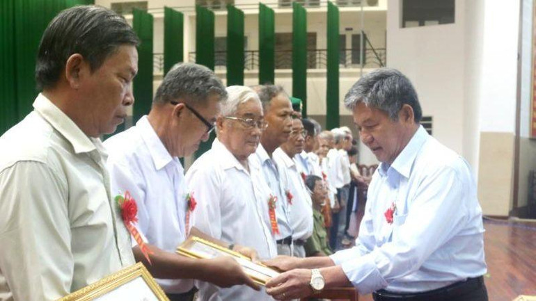 Bí thư Tỉnh ủy Trà Vinh Ngô Chí Cường trao Bằng khen cho người có công với cách mạng tiêu biểu, có thành tích xuất sắc.