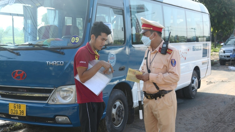 Lực lượng chức năng kiểm tra ô-tô vận tải hành khách trên các tuyến đường thuộc địa bàn tỉnh.