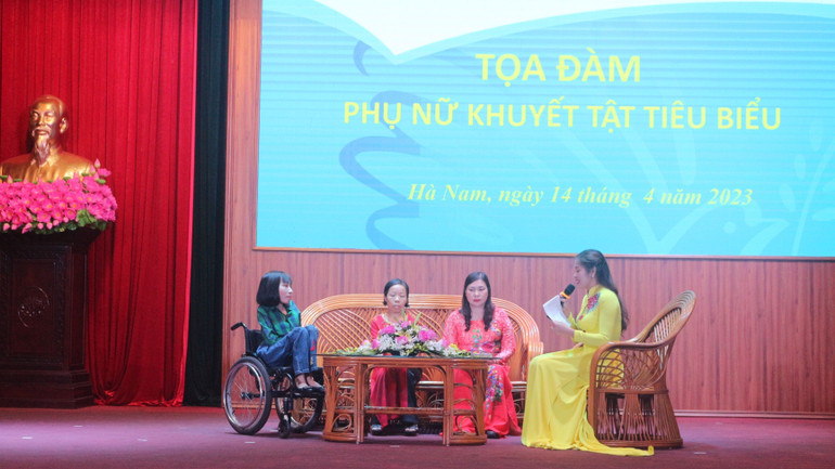 Các đại biểu tham gia tọa đàm.