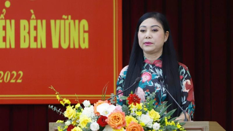 Bí thư Tỉnh ủy Vĩnh Phúc Hoàng Thị Thúy Lan trình bày báo cáo đề dẫn.