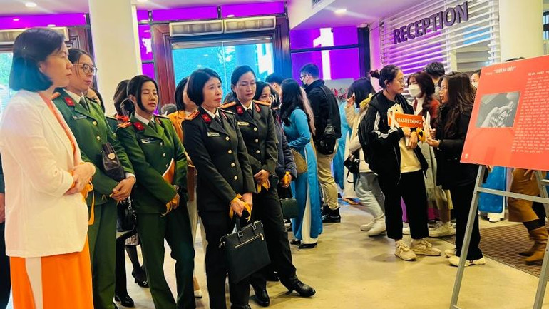 Các đại biểu tham quan triển lãm Chạy trốn “Chốn an toàn.