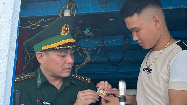 Tặng móc khóa cho các chủ tàu thuyền và thuyền viên đi biển.