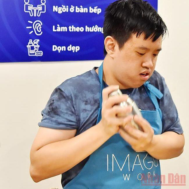 Mỗi tuần, các giáo viên sẽ tổ chức các buổi thực hành pha chế với khách hàng đôi khi chính là phụ huynh để có thể cảm nhận sự thay đổi và tiến bộ của học viên sau quá trình học.