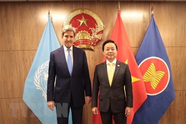 Phó Thủ tướng Trần Hồng Hà gặp Đặc phái viên Tổng thống Hoa Kỳ về khí hậu John Kerry. (Ảnh: TTXVN)