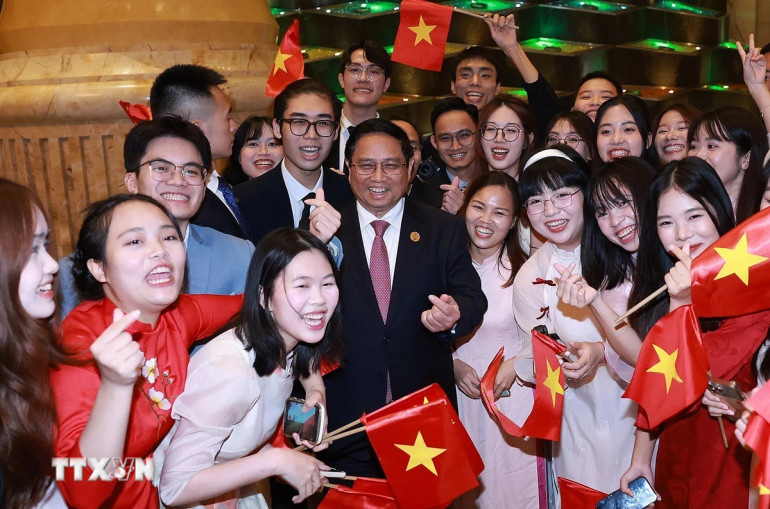 Cộng đồng người Việt Nam tại Trùng Khánh đón Thủ tướng Phạm Minh Chính. (Ảnh: Dương Giang/TTXVN)