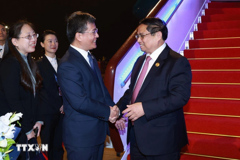 Lễ đón Thủ tướng Phạm Minh Chính đến thành phố Trùng Khánh. (Ảnh: Dương Giang/TTXVN)