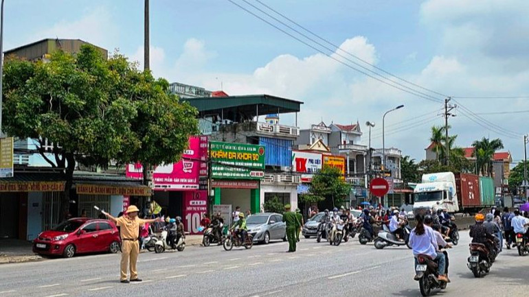 Công an hướng dẫn, điều tiết giao thông.