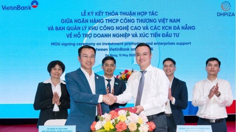 Đại diện VietinBank và Ban Quản lý Khu công nghệ cao và các Khu công nghiệp Đà Nẵng ký kết Thỏa thuận hợp tác xúc tiến đầu tư.