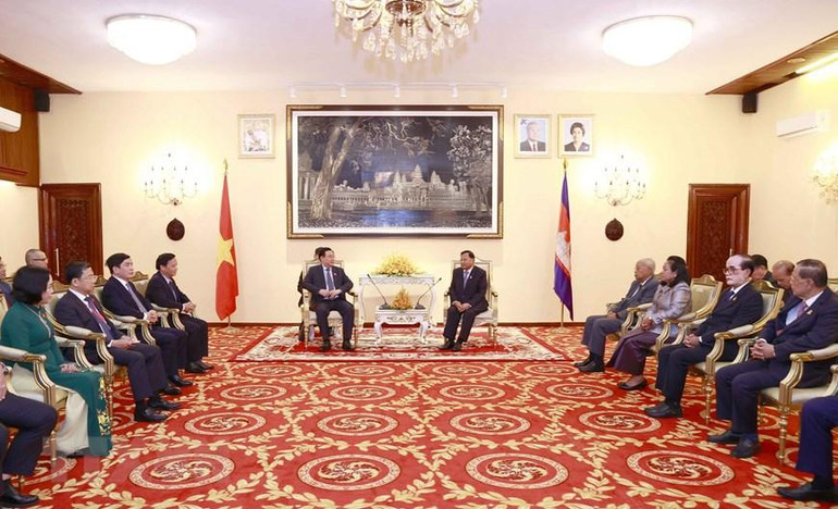 Chủ tịch Quốc hội Vương Đình Huệ hội kiến Chủ tịch Thượng viện Campuchia Samdech Say Chhum. (Ảnh: Doãn Tấn/TTXVN) Chủ tịch Quốc hội Vương Đình Huệ hội kiến Chủ tịch Thượng viện Campuchia Samdech Say Chhum. (Ảnh: Doãn Tấn/TTXVN)