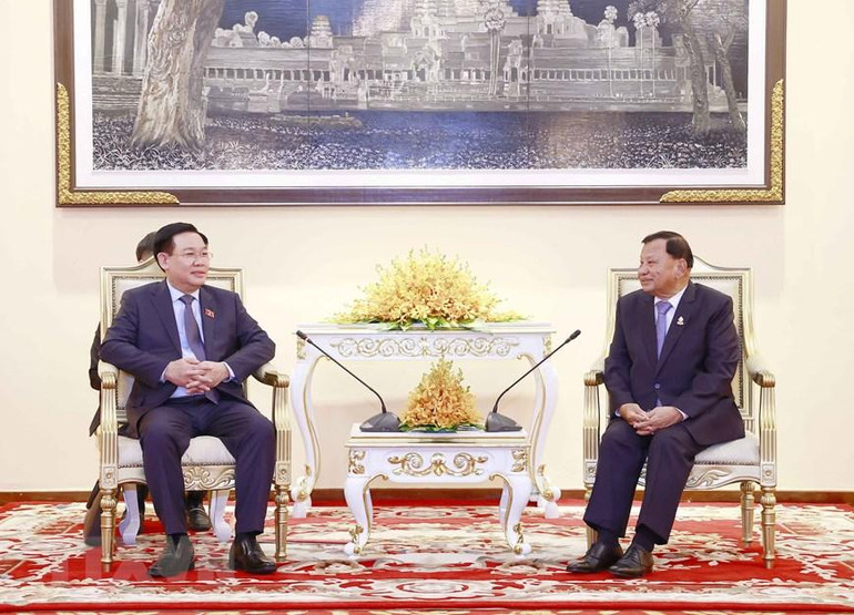 Chủ tịch Quốc hội Vương Đình Huệ hội kiến Chủ tịch Thượng viện Campuchia Samdech Say Chhum. (Ảnh: Doãn Tấn/TTXVN) Chủ tịch Quốc hội Vương Đình Huệ hội kiến Chủ tịch Thượng viện Campuchia Samdech Say Chhum. (Ảnh: Doãn Tấn/TTXVN)