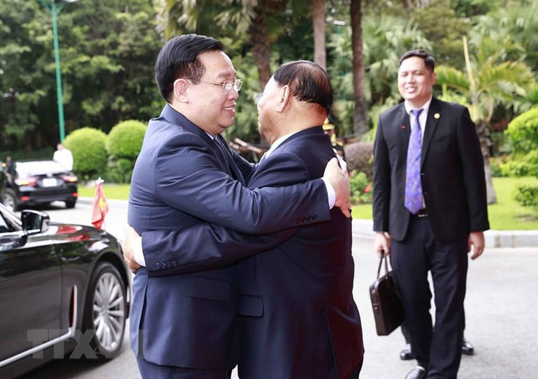 Hình ảnh Chủ tịch Thượng viện Campuchia Samdech Say Chhum đón Chủ tịch Quốc hội Vương Đình Huệ. (Ảnh: Doãn Tấn/TTXVN) Hình ảnh Chủ tịch Thượng viện Campuchia Samdech Say Chhum đón Chủ tịch Quốc hội Vương Đình Huệ. (Ảnh: Doãn Tấn/TTXVN)