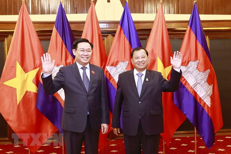 Chủ tịch Quốc hội Vương Đình Huệ và Chủ tịch Thượng viện Campuchia Samdech Say Chhum chụp ảnh chung. (Ảnh: Doãn Tấn/TTXVN) Chủ tịch Quốc hội Vương Đình Huệ và Chủ tịch Thượng viện Campuchia Samdech Say Chhum chụp ảnh chung. (Ảnh: Doãn Tấn/TTXVN)