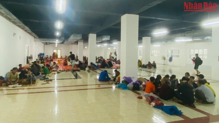 1.200 người dân vùng ven biển di dời đến khu ký túc xá tránh bão.