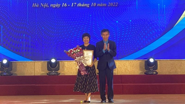 Đồng chí Trần Văn Thuật, Phó Chủ tịch Tổng Liên đoàn Lao động Việt Nam, trao giải Nhất tặng Công đoàn viên chức Hà Nội.