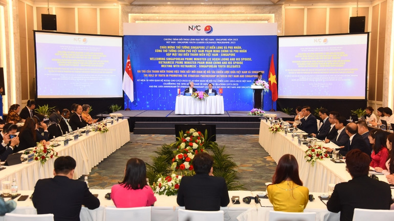 Quang cảnh buổi gặp giữa Thủ tướng Phạm Minh Chính và Thủ tướng Singapore Lý Hiển Long với thanh niên hai nước.