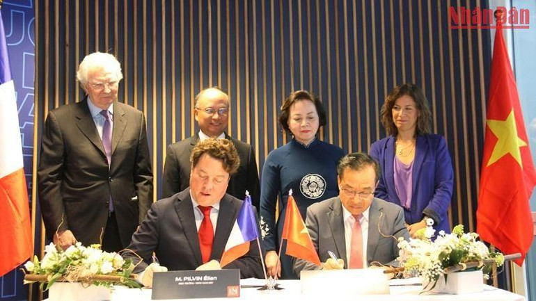 Bộ trưởng Phạm Thị Thanh Trà chứng kiến Tổng Giám đốc Trường Quản trị Normandie, ông Élian Pilvin và TS. Nguyễn Đăng Quế, Phó Giám đốc Điều hành Học viện Hành chính Quốc gia ký kết Thỏa thuận hợp tác. (Ảnh: Khải Hoàn)