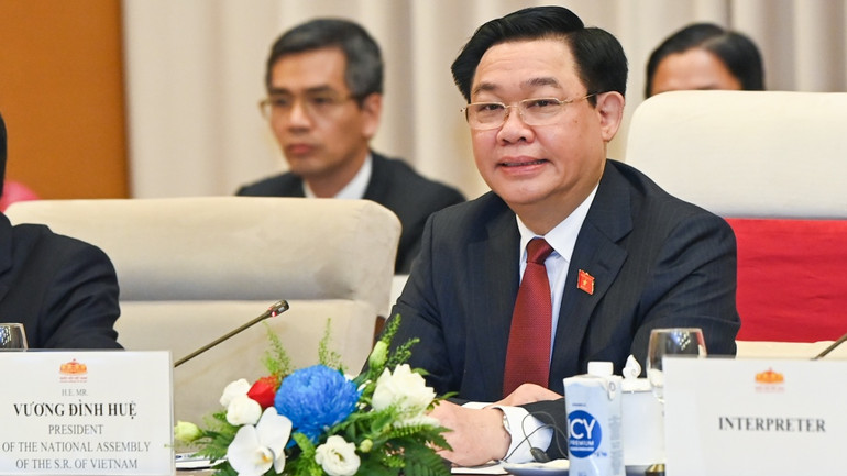 Chủ tịch Quốc hội Vương Đình Huệ phát biểu tại buổi hội đàm. Chủ tịch Quốc hội Vương Đình Huệ phát biểu tại buổi hội đàm.